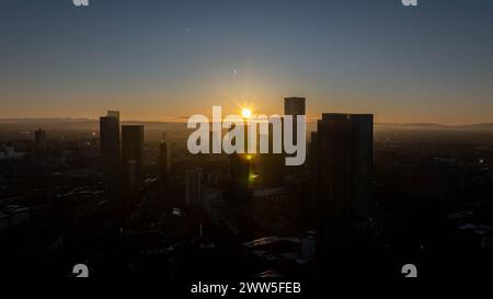 Drone aérien tourné à travers Manchester tourné de l'ouest vers l'est à Deansgate Square, Manchester, Royaume-Uni Banque D'Images
