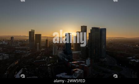 Drone aérien tourné à travers Manchester tourné de l'ouest vers l'est à Deansgate Square, Manchester, Royaume-Uni Banque D'Images