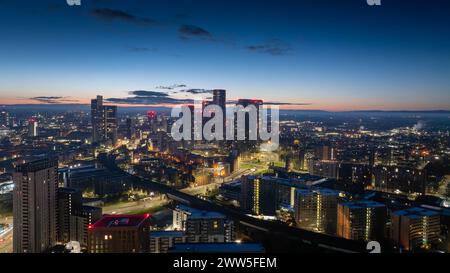 Drone aérien tourné à travers Manchester tourné de l'ouest vers l'est à Deansgate Square, Manchester, Royaume-Uni Banque D'Images