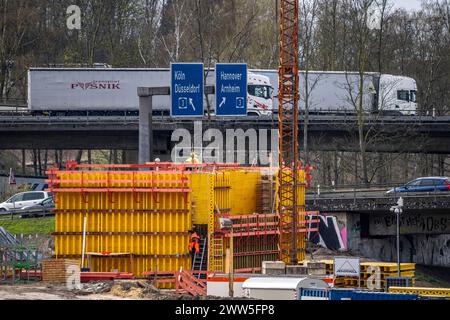 Autobahnkreuz Duisburg-Kaiserberg, kompletter Um- und Neubau des Kreuz der A3 und A40, alle Brücke, Rampen, Fahrbahnen werden erneuert und teils erweitert, 8 Jahre Bauzeit, ebenso erneuert werden dort verlaufende Eisenbahnbrücken, NRW, Deutschland, Autobahnbaustelle *** échange Duisburg Kaiserberg, remplacement complet et construction de ponts, et construction de l'A3, et de nouveaux ponts, et de l'autoroute A40 rampes, voies sont en cours de renouvellement et en partie élargis, 8 ans de construction, ponts ferroviaires qui y circulent sont également en cours de renouvellement, NRW, Allemagne, chantier de construction d'autoroute Banque D'Images