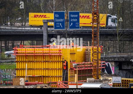 Autobahnkreuz Duisburg-Kaiserberg, kompletter Um- und Neubau des Kreuz der A3 und A40, alle Brücke, Rampen, Fahrbahnen werden erneuert und teils erweitert, 8 Jahre Bauzeit, ebenso erneuert werden dort verlaufende Eisenbahnbrücken, NRW, Deutschland, Autobahnbaustelle *** échange Duisburg Kaiserberg, remplacement complet et construction de ponts, et construction de l'A3, et de nouveaux ponts, et de l'autoroute A40 rampes, voies sont en cours de renouvellement et en partie élargis, 8 ans de construction, ponts ferroviaires qui y circulent sont également en cours de renouvellement, NRW, Allemagne, chantier de construction d'autoroute Banque D'Images