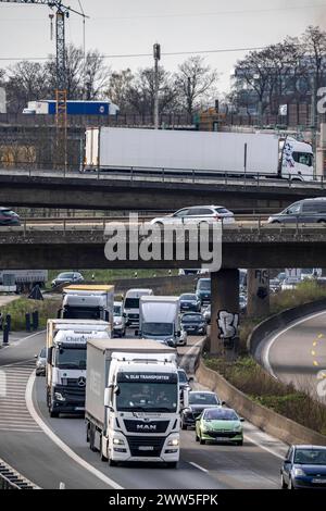 Autobahnkreuz Duisburg-Kaiserberg, kompletter Um- und Neubau des Kreuz der A3 und A40, alle Brücke, Rampen, Fahrbahnen werden erneuert und teils erweitert, 8 Jahre Bauzeit, ebenso erneuert werden dort verlaufende Eisenbahnbrücken, NRW, Deutschland, Autobahnbaustelle *** échange Duisburg Kaiserberg, remplacement complet et construction de ponts, et construction de l'A3, et de nouveaux ponts, et de l'autoroute A40 rampes, voies sont en cours de renouvellement et en partie élargis, 8 ans de construction, ponts ferroviaires qui y circulent sont également en cours de renouvellement, NRW, Allemagne, chantier de construction d'autoroute Banque D'Images