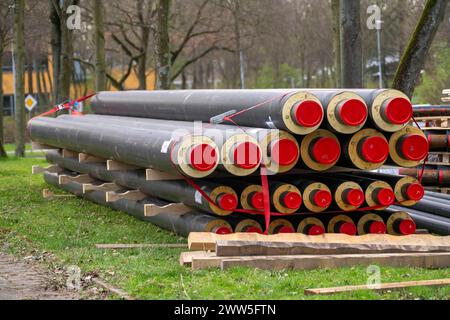 Rohr für Fernwärme Anschlüsse liegen an einer Baustelle auf Halde, sollen verlegt werden um Gebäude mit Fernwärme zu versorgen, NRW, Deutschland, Fernwärme *** les tuyaux de raccordement au chauffage urbain reposent sur un chantier de construction sur un tas, doivent être posés pour alimenter les bâtiments en chauffage urbain, NRW, Allemagne, chauffage urbain Banque D'Images