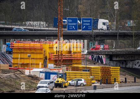 Autobahnkreuz Duisburg-Kaiserberg, kompletter Um- und Neubau des Kreuz der A3 und A40, alle Brücke, Rampen, Fahrbahnen werden erneuert und teils erweitert, 8 Jahre Bauzeit, ebenso erneuert werden dort verlaufende Eisenbahnbrücken, NRW, Deutschland, Autobahnbaustelle *** échange Duisburg Kaiserberg, remplacement complet et construction de ponts, et construction de l'A3, et de nouveaux ponts, et de l'autoroute A40 rampes, voies sont en cours de renouvellement et en partie élargis, 8 ans de construction, ponts ferroviaires qui y circulent sont également en cours de renouvellement, NRW, Allemagne, chantier de construction d'autoroute Banque D'Images