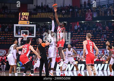 Pirée, Grèce. 21 mars 2024. 10 Moustapha chute de l'Olympiacos Piraeus en compétition avec 19 Youssoupha chute de LDLC ASVEL Villeurbanne lors de l'Euroleague, Round 31, match entre l'Olympiacos Piraeus et LDLC ASVEL Villeurbanne au stade de la paix et de l'amitié le 21 mars 2024, au Pirée, Grèce. Crédit : Agence photo indépendante/Alamy Live News Banque D'Images