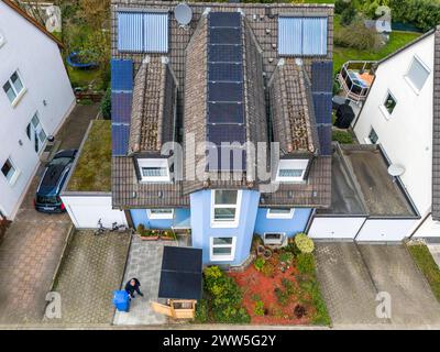 Einfamilienhaus mit verschiedenen Solarmodulen, neben normalen Standart Solarpanelen sind auch PV-Röhrenkollektoren verbaut, auf einer Mülltonnenbox sind Steckersolar module als Dach montiert, Essen, NRW, Deutschland, Solarenergie *** Maison individuelle avec divers modules solaires, en plus des panneaux solaires standard normaux, des collecteurs de tubes PV sont également installés, les modules solaires enfichables sont montés sur une poubelle comme un toit, Essen, NRW, Allemagne, énergie solaire Banque D'Images