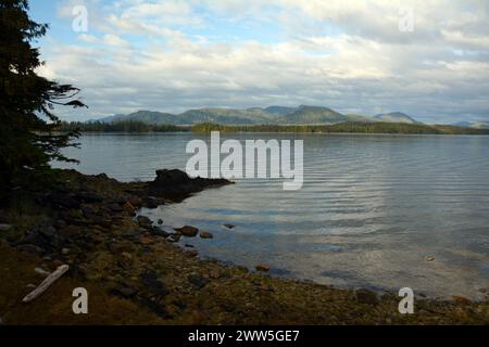 Vue de l'île Cunningham et de l'océan Pacifique depuis l'île Denny dans la région de la forêt pluviale Great Bear en Colombie-Britannique, Canada. Banque D'Images