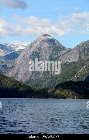 Montagnes et forêt de la côte du Pacifique au lac Ellerslie, dans la forêt pluviale Great Bear, territoire de la première nation Heiltsuk, Colombie-Britannique, Canada. Banque D'Images