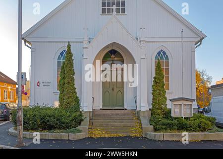 Fredrikstad, Norvège - 28 octobre 2016 : entrée à l'église méthodiste à Ridehusgata Street Autumn Day en ville. Banque D'Images