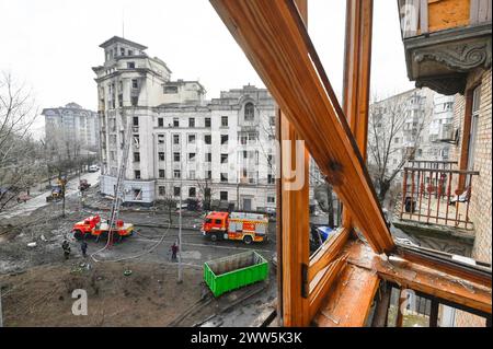 Kiev, Ukraine. 21 mars 2024. Vue d'un bâtiment résidentiel endommagé à la suite d'une attaque de missiles par l'armée russe à Kiev crédit : SOPA images Limited/Alamy Live News Banque D'Images