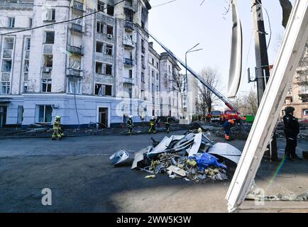 Kiev, Ukraine. 21 mars 2024. Des sauveteurs et des policiers sont vus près du bâtiment résidentiel détruit à la suite d'une attaque de missile par l'armée russe. Crédit : SOPA images Limited/Alamy Live News Banque D'Images