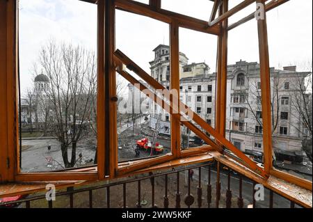 Kiev, Ukraine. 21 mars 2024. Vue d'un bâtiment résidentiel endommagé à la suite d'une attaque de missiles par l'armée russe à Kiev (photo de Sergei Chuzavkov/SOPA images/SIPA USA) crédit : SIPA USA/Alamy Live News Banque D'Images