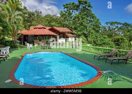 Petit hôtel sous les tropiques. Hôtel Resort piscine, bar, tropical. Simple et rustique dans l'humeur et entouré d'un paysage tropical luxuriant et gre Banque D'Images