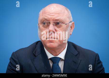 Bundespressekonferenz zum Thema Klimageld Wir zeigen, dass es moeglich ist Dr Ulrich Schneider, Hauptgeschaeftsfuehrer, Der Paritaetische Gesamtverband in der Bundespressekonferenz zur Vorstellung des Thema Klimageld Wir zeigen, dass es moeglich ist, Berlin , 21.03.2024 Berlin Berlin Deutschland *** Conférence de presse fédérale sur le thème de l'argent climatique nous montrons qu'il est possible Dr. Ulrich Schneider, Chief Executive Officer, Der Paritaetische Gesamtverband lors de la Conférence de presse fédérale sur la présentation du thème de l'argent climatique nous montrons qu'il est possible , Berlin , 21 03 2024 Berl Banque D'Images