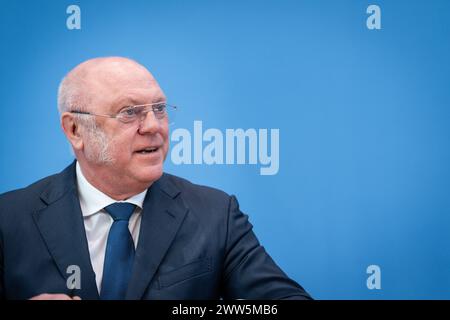 Bundespressekonferenz zum Thema Klimageld Wir zeigen, dass es moeglich ist Dr Ulrich Schneider, Hauptgeschaeftsfuehrer, Der Paritaetische Gesamtverband im Portrait in der Bundespressekonferenz zur Vorstellung des Thema Klimageld Wir zeigen, dass es moeglich ist, Berlin 21.03.2024 Berlin Berlin Deutschland *** Conférence de presse fédérale sur le thème de l'argent climatique nous montrons qu'il est possible Dr Ulrich Schneider, Directeur général, der Paritaetische Gesamtverband en portrait à la Conférence de presse fédérale sur la présentation du sujet de l'argent climatique nous montrons que c'est possible , B Banque D'Images