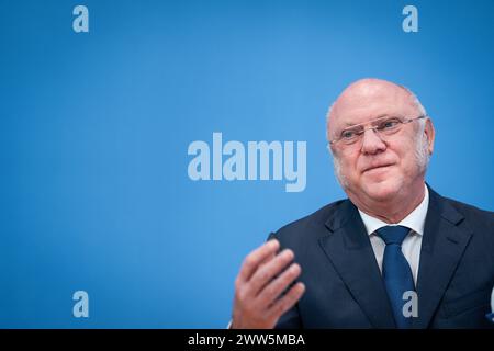 Bundespressekonferenz zum Thema Klimageld Wir zeigen, dass es moeglich ist Dr Ulrich Schneider, Hauptgeschaeftsfuehrer, Der Paritaetische Gesamtverband im Portrait in der Bundespressekonferenz zur Vorstellung des Thema Klimageld Wir zeigen, dass es moeglich ist, Berlin 21.03.2024 Berlin Berlin Deutschland *** Conférence de presse fédérale sur le thème de l'argent climatique nous montrons qu'il est possible Dr Ulrich Schneider, Directeur général, der Paritaetische Gesamtverband en portrait à la Conférence de presse fédérale sur la présentation du sujet de l'argent climatique nous montrons que c'est possible , B Banque D'Images