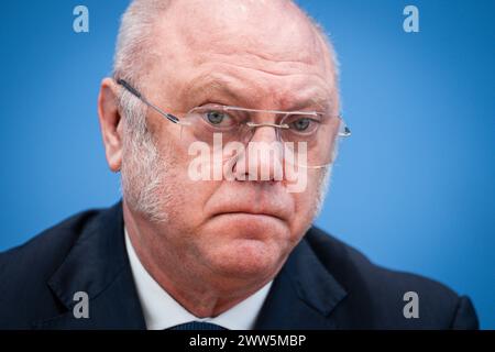 Bundespressekonferenz zum Thema Klimageld Wir zeigen, dass es moeglich ist Dr Ulrich Schneider, Hauptgeschaeftsfuehrer, Der Paritaetische Gesamtverband in der Bundespressekonferenz zur Vorstellung des Thema Klimageld Wir zeigen, dass es moeglich ist, Berlin , 21.03.2024 Berlin Berlin Deutschland *** Conférence de presse fédérale sur le thème de l'argent climatique nous montrons qu'il est possible Dr. Ulrich Schneider, Chief Executive Officer, Der Paritaetische Gesamtverband lors de la Conférence de presse fédérale sur la présentation du thème de l'argent climatique nous montrons qu'il est possible , Berlin , 21 03 2024 Berl Banque D'Images