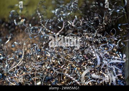 Déchets de pièces métalliques provenant d'une fraiseuse à métaux. Banque D'Images