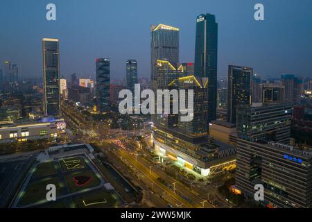 NANJING, CHINE - 21 MARS 2024 - une photo aérienne montre des immeubles de grande hauteur dans le quartier des affaires de Hexi à Nanjing, dans la province du Jiangsu de l'est de la Chine, le 21 mars 2024. Sur le Banque D'Images