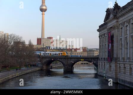 Train régional ODEG traversant le pont ferroviaire Hackescher Markt, tour de télévision en arrière-plan, Berlin, mars 2024 Banque D'Images