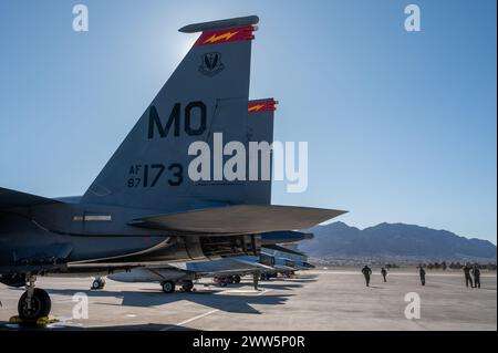 Les F-15E Strike Eagles de l'US Air Force sont assis sur la ligne de vol pendant Red Flag-Nellis 24-2 à la base aérienne de Nellis, Nevada, le 18 mars 2024. Red Flag-Nellis 24-2 offre une formation réaliste au combat aérien, augmentant l'efficacité du combat. (Photo de l'US Air Force par Airman 1st Class Brianna Vetro) Banque D'Images