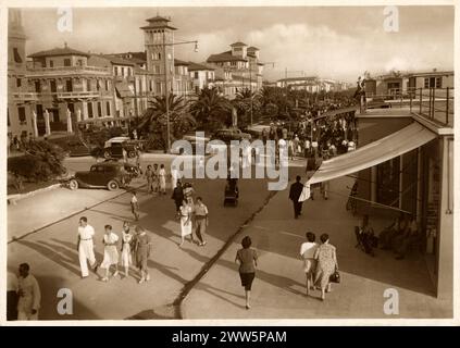 1939 , VIAREGGIO , VERSILIA , TOSCANE , ITALIE : l'HÔTEL rue VIALE MARCONI ( à l'arrière-plan le Grand Hôtel Royal ) . Photographe inconnu . - TOSCANE - MARE - MER - STAZIONE Balneare - passeggio - BALADE - Marche - ITALIE - ÉTÉ - DOMAINE - FOTO STORICHE - HISTOIRE - GEOGRAFIA - GÉOGRAPHIE - turisti - touristes - turismo - tourisme - ANNI TRENTA - années 30 - '30 - années 1930 - ALBERGO - ALBERGHI - ARCHITETTURA - ARCHITECTURE --- ARCHIVIO GBB Banque D'Images