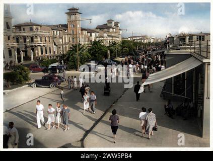 1939 , VIAREGGIO , VERSILIA , TOSCANE , ITALIE : l'HÔTEL rue VIALE MARCONI ( à l'arrière-plan le Grand Hôtel Royal ) . Photographe inconnu . NUMÉRIQUEMENT COLORISÉ . - TOSCANE - MARE - MER - STAZIONE Balneare - passeggio - BALADE - Marche - ITALIE - ÉTÉ - DOMAINE - FOTO STORICHE - HISTOIRE - GEOGRAFIA - GÉOGRAPHIE - turisti - touristes - turismo - tourisme - ANNI TRENTA - années 30 - '30 - années 1930 - ALBERGO - ALBERGHI - ARCHITETTURA - ARCHITECTURE --- ARCHIVIO GBB Banque D'Images