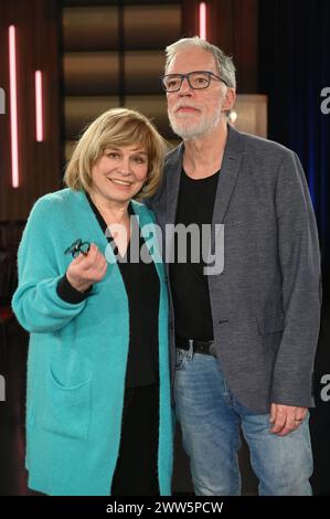 Sängerin Mary Roos und Kabarettist Wolfgang Trepper zu Gast in der WDR Talkshow Kölner Treff *** la chanteuse Mary Roos et l'artiste de cabaret Wolfgang Trepper en tant qu'invités dans le talk-show WDR Kölner Treff Banque D'Images