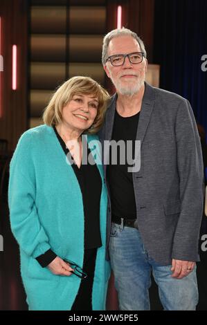 Sängerin Mary Roos und Kabarettist Wolfgang Trepper zu Gast in der WDR Talkshow Kölner Treff *** la chanteuse Mary Roos et l'artiste de cabaret Wolfgang Trepper en tant qu'invités dans le talk-show WDR Kölner Treff Banque D'Images