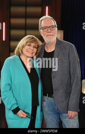 Sängerin Mary Roos und Kabarettist Wolfgang Trepper zu Gast in der WDR Talkshow Kölner Treff *** la chanteuse Mary Roos et l'artiste de cabaret Wolfgang Trepper en tant qu'invités dans le talk-show WDR Kölner Treff Banque D'Images