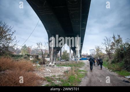 Photo du fond de Pancevacki Most, en décomposition, à Belgrade. Le pont Pančevo, également connu sous le nom de Pančevački Most, est une infrastructure importante Banque D'Images