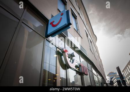 Photo d'une pancarte avec le logo de TUI, sur leur agence de voyage locale pour Wuppertal à Gerùany. TUI Group est un compan allemand de loisirs, de voyages et de tourisme Banque D'Images