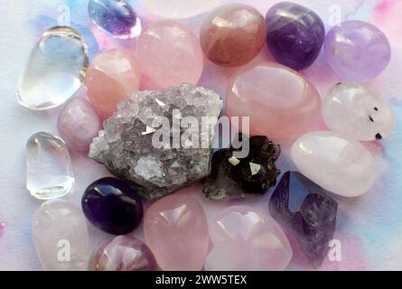 Belle druzy pourpre avec des cristaux d'améthyste en quartz rose. Pierres semi-précieuses magiques. Banque D'Images