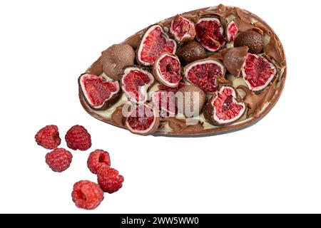 Oeuf de Pâques au chocolat farci à la truffe brésilienne blanche et à la confiture de framboises, garni de franui 3. Banque D'Images