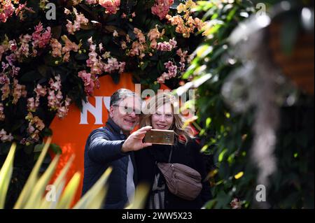 New York, États-Unis. 21 mars 2024. Les visiteurs assistent au Orchid Show : Florals in Fashion, au New York Botanical Garden, dans le quartier du Bronx, NY, le 21 mars 2024. (Photo par Anthony Behar/Sipa USA) crédit : Sipa USA/Alamy Live News Banque D'Images
