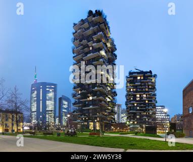 Milan - bâtiments Bosco verticale conçus par Boeri Studio et bâtiment Torre UniCredit par l'architecte César Pelli Banque D'Images