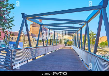 La passerelle de Trinidad (Puente de la Trinidad), reliant les rives de la rivière Guadalmedina à Malaga, Espagne Banque D'Images