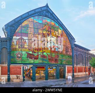 MALAGA, ESPAGNE - 28 SEPTEMBRE 2019 : grand vitrail, représentant la vieille ville et les navires, sur la façade du marché central d'Atarazanas, Calle Olozago str Banque D'Images