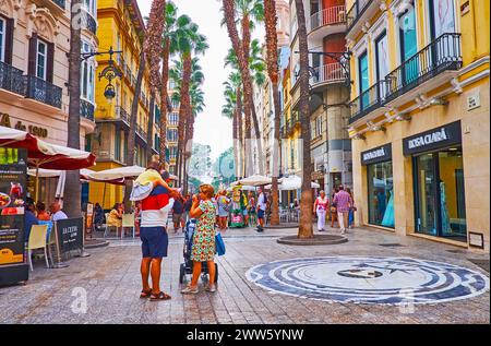 MALAGA, ESPAGNE - 28 septembre 2019 : Calle Puerta del Mar avec des magasins, des dîners en plein air et de grands palmiers, le 28 septembre à Malaga Banque D'Images