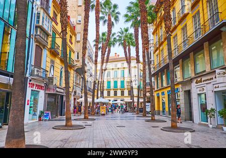 MALAGA, ESPAGNE - 28 SEPTEMBRE 2019 : Calle Puerta del Mar rue avec de grands palmiers, édifices classiques et beaucoup de magasins, le 28 septembre à Malaga Banque D'Images