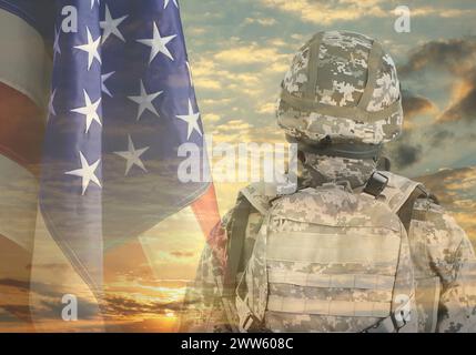 Journée des anciens combattants. Soldat en plein air et drapeau des USA, double exposition Banque D'Images