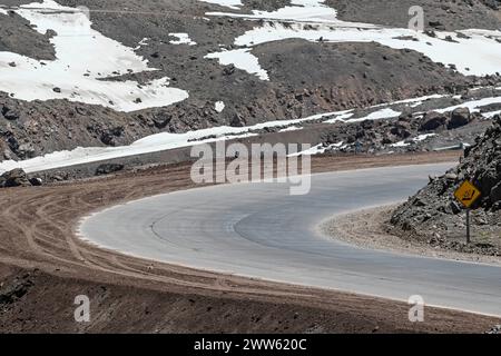 Laguna del Inca est un lac dans la région de la Cordillère, au Chili, près de la frontière avec l'Argentine. Le lac est dans la région de Portillo : paysage incroyable, b Banque D'Images