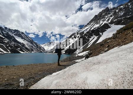 Laguna del Inca est un lac dans la région de la Cordillère, au Chili, près de la frontière avec l'Argentine. Le lac est dans la région de Portillo : paysage incroyable, b Banque D'Images