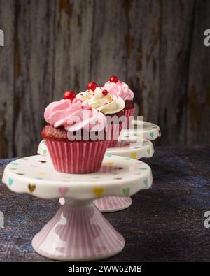 Cupcakes sur petite plaque en céramique avec fond en bois avec espace de copie. Photo du produit. Banque D'Images