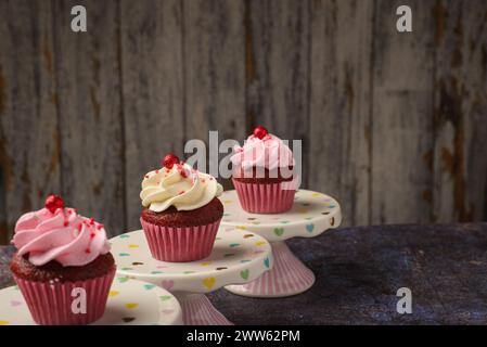 Cupcakes sur petite plaque en céramique avec fond en bois avec espace de copie. Photo du produit. Banque D'Images