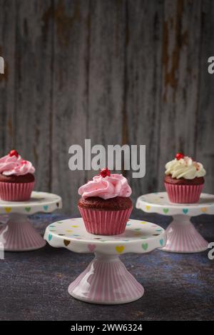 Cupcakes sur petite plaque en céramique avec fond en bois avec espace de copie. Photo du produit. Banque D'Images