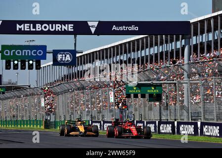 Melbourne, Australie. 22 mars 2024. Carlos Sainz Jr (ESP) Ferrari SF-24 et Oscar Piastri (AUS) McLaren MCL38. Championnat du monde de formule 1, Rd 3, Grand Prix d'Australie, vendredi 22 mars 2024. Albert Park, Melbourne, Australie. Crédit : James Moy/Alamy Live News Banque D'Images