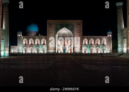 Vue en soirée de la Madrasah Tilya Kori, Registan, Samarcande, Ouzbékistan. Traduction : que les bénédictions et la paix de Dieu soient avec vous Banque D'Images