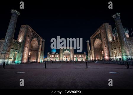 Vue en soirée de la Madrasah Tilya Kori, Registan, Samarcande, Ouzbékistan Banque D'Images