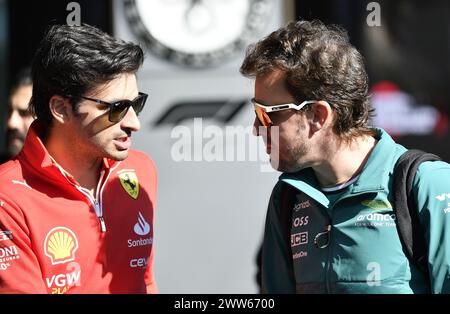 MELBOURNE, AUSTRALIE 25 février 2024. Photo : 55 Carlos Sainz Jr. (ESP) Scuderia Ferrari (à gauche) s’entretient avec 14 Fernando Alonso (ESP) Aston Martin Aramco F1 Team dans le paddock du Rolex Australian Grand Prix 2024 de formule 1 de la FIA du 22 au 24 mars à l’Albert Park Street circuit, Melbourne, Australie. Crédit : Karl Phillipson/Alamy Live News Banque D'Images